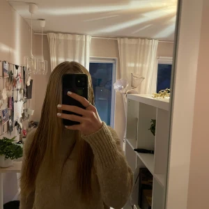 Supermysig stickad tröja - Jag säljer en jättefin beige stickad tröja från Zara eftersom att den inte kommer till användning. Den är i storlek S men passar även M eftersom att den är ganska stor. Fråga jättegärna om du vill ha fler bilder! Pris går att diskutera.