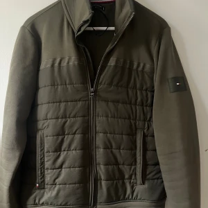 Tommy hilfiger cardigan  - Hej, säljer nu min sjukt snygga TH cardigan!  Skicket är 10/10 då jag knappt har använt den. Nypris är 3099 kr men säljer för den för endast 1399!