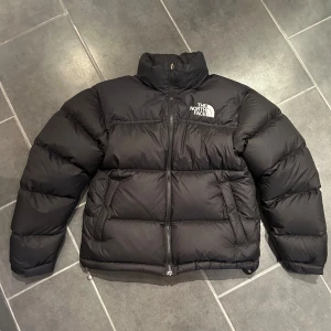 Retro Nupste Jacka - The North Face - Nupste jacka i mycket bra skick, endast använd några gånger.