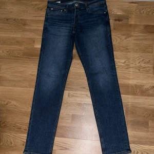 Blåa Jack  & Jones jeans - Säljer nu mina Jack & Jones som är i ett jätte bra skick. Strl 31/32 Pris går att diskuteras vid snabb affär!!