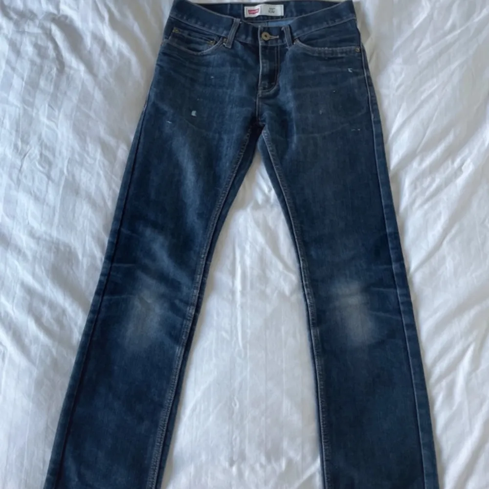 Levi’s jeans med måtten 28/28 Använt ett par gånger Snyggt slitage. Jeans & Byxor.