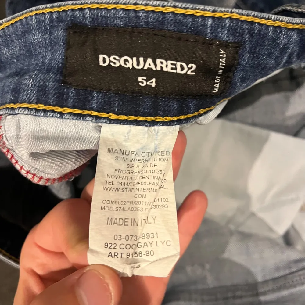 Jag säljer nu dessa snygga dsquared2 jeans. Den är i toppskick för att vara ett par vintage jeans.  Med frågor och mer bilder så är det bara att kontakta. Pris går att diskutera!🙌. Jeans & Byxor.