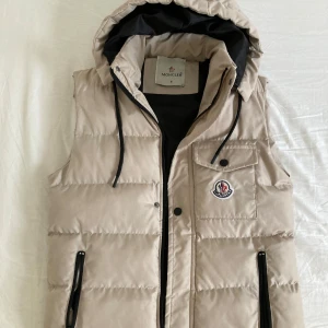 Moncler vest - Moncler vest med avtagbar luva. Fungerande Qr kod.  Skriv om du har några funderingar !
