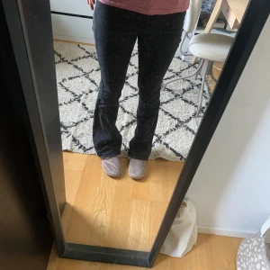 Svarta bootcut jeans - Säljer mina svarta boot cut jeans från HM i storlek 36. Jag har hatt dem ett tag och de är lur slitna på nedre delen av ena benet som syns på sista bilden därför säljer jag de brat för 120 kr☺️