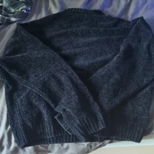 Stickad tröja  - Säljer denna tröjan för att den har blivit för liten 