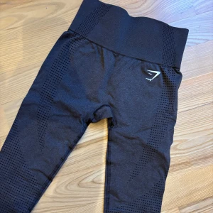 Gymshark byxor  - Säljer dessa fina träningsbyxorna ifrån gymshark då dom är för små för mig, dom sitter jätte fint och är inte slitna eller förstörda💞