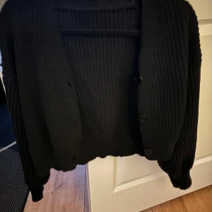 Svart stickad kofta - Svart stickad kofta, knappt använd, mjukt material 