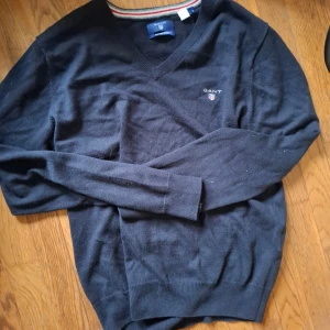 Gant tröja - Säljer nu denna sköna gant tröja, skick 9av10 anvönd fåtal gånger nypris 1100kr mott pris 400kr kan sänkas vid snabb affär Storlek S hör av er vid minsta fundering mvh simon🤗