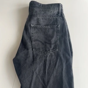 JJ jeans - 9/10 skick. Inga synliga skador förutom väldigt lite slitna längst ner men alla byxor är det. Om ni har mer frågor kan ni gärna fråga!  Size (31, 34) relaxed/chris