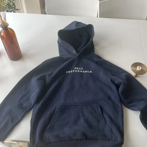 Peak performance hoodie - 10/10 skick (inga alls skador) använd max 5 gånger och 1 ägare. Den har blivit för liten för mig! Om ni har funderingar eller vill se mer bilder är det bara att skriva 👍