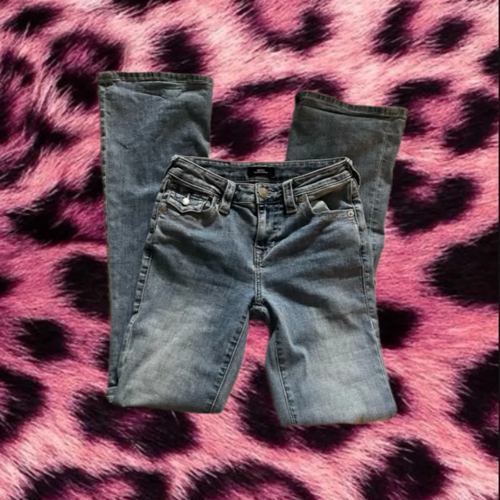 svinsnygga bootcut jeans från true religion. säljer för att jag inte har plats. använda 2 gånger, inga defekter. modell: becca längd: 32 nypris: 1300kr hör gärna av dig vid frågor! 💗. Farkut & Housut.