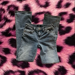 true religion bootcut jeans - svinsnygga bootcut jeans från true religion. säljer för att jag inte har plats. använda 2 gånger, inga defekter.  modell: becca längd: 32 nypris: 1300kr hör gärna av dig vid frågor! 💗