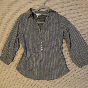 Vintage blus - Snygg vintage blus!😍 den är i M men passar också S. Trekvarts ärmar! Väldigt bra skick! 