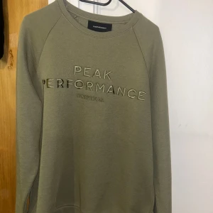 Peak Performance sweatshirt  - Peak performance i nyskick, endast använd 1 gång.  Storlek L   Nypris 1100kr
