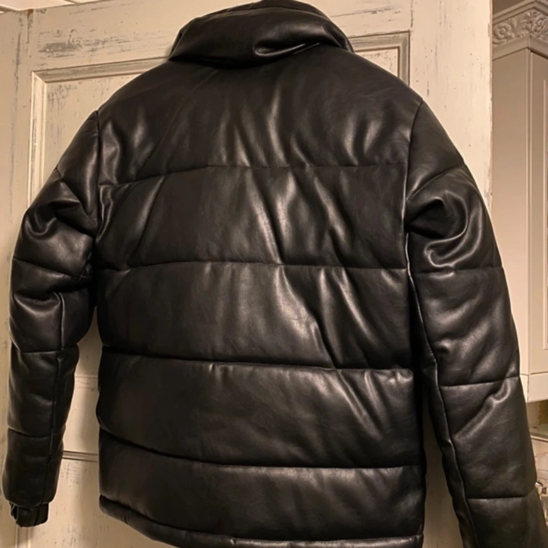 Svart pufferjacka från Karl Kani - 92