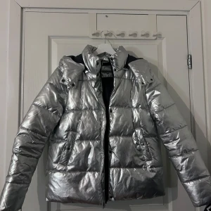 Pufferjacka silver - Silvrig pufferjacka från Njord. Använd en vinter, jättebra skick. 