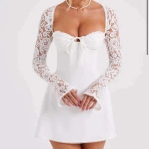 Studentklänning  - Säljer denna fina studentklänning då den var för liten för mig tyvärr. Bara provad 1 gång. Det är storlek M men passar S också då den är liten i storlek🤍