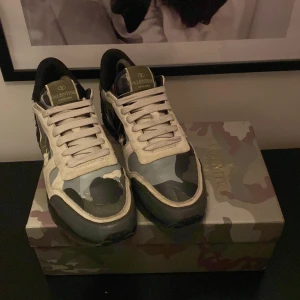 Valentino rockrunner - Säljer nu dessa Valentino rockrunners! Har tröttnat lite på dem och vill skaffa nåt nytt. Skick 8/10 och har mycket kvar att ge. Skon är lagad från ett litet hål (se bild 5). Hör av för minsta fundering!