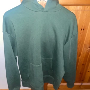 Grön ZARA Hoodie - Felfri, snygg grön hoodie inför hösten och vintern. Väldigt skönt material. 