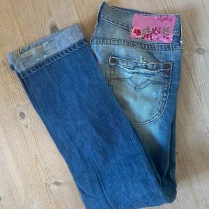 snygga bootcut jeans väldigt lågmidjade. fin brodering på baksidan. inga defekter aldrig använda. jag är 167cm. skriv gärna för mer info, mått eller pris.