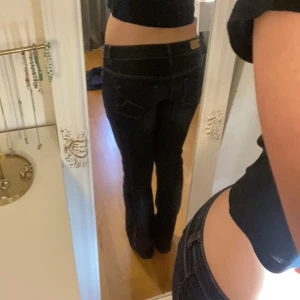 Lågmidjade bootcut jeans  - Bra skick men lite korta 