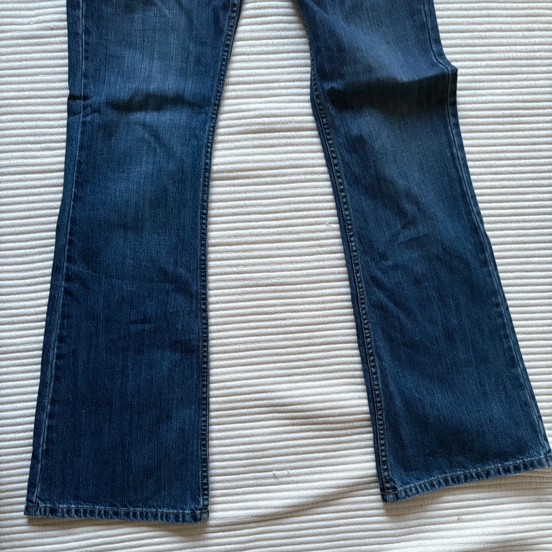Lågmidjade utsvängda jeans  - 90