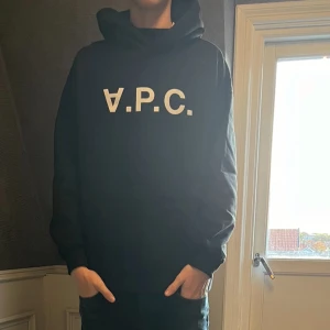 A.P.C hoodie - Säljer denna A.P.C hoodie i storlek L, modellen är 186 o väger runt 68, inte använd 