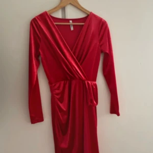 Röd Klänning  - Röd klänning, festlig, bra skick, använd ett par gånger bara 