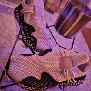 Adidas skor - Hej, säljer ett par adidas skor i mycket bra skick. Endast använda vid 2 tillfällen. Riktigt snygga träningsskor. Köptes för 1299kr på jdsports. Vet inte vilken modell det är riktigt. Ser helt oanvända ut.