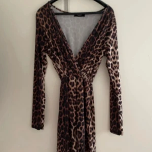 Leopard klänning - Leopard klänning, långärmad, kort, mycketbra skick