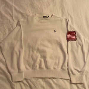 Vintage Polo tjock tröja - Hej! Jag säljer en Vintage Polo Tjock tröja i storlek M och passar S den är i nyskick och perfekt kondition! Hör av er för flera frågor eller bilder