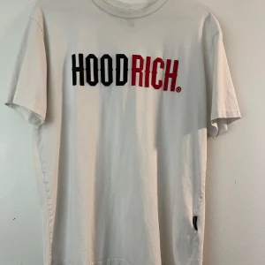 Hoodrich tröja - Säljer nu min hoodrich tröja . Ett litet håll i armhålan men syns knappt 