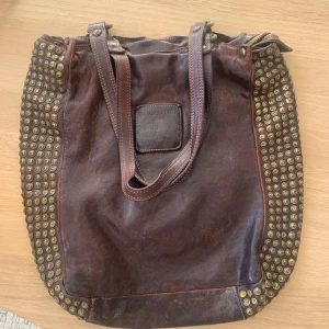 Campomaggi väska  - En cool väska köpt på Mathilde i Stockholm. Äkta skinn från märket Campomaggi. Ombes använt skick. 