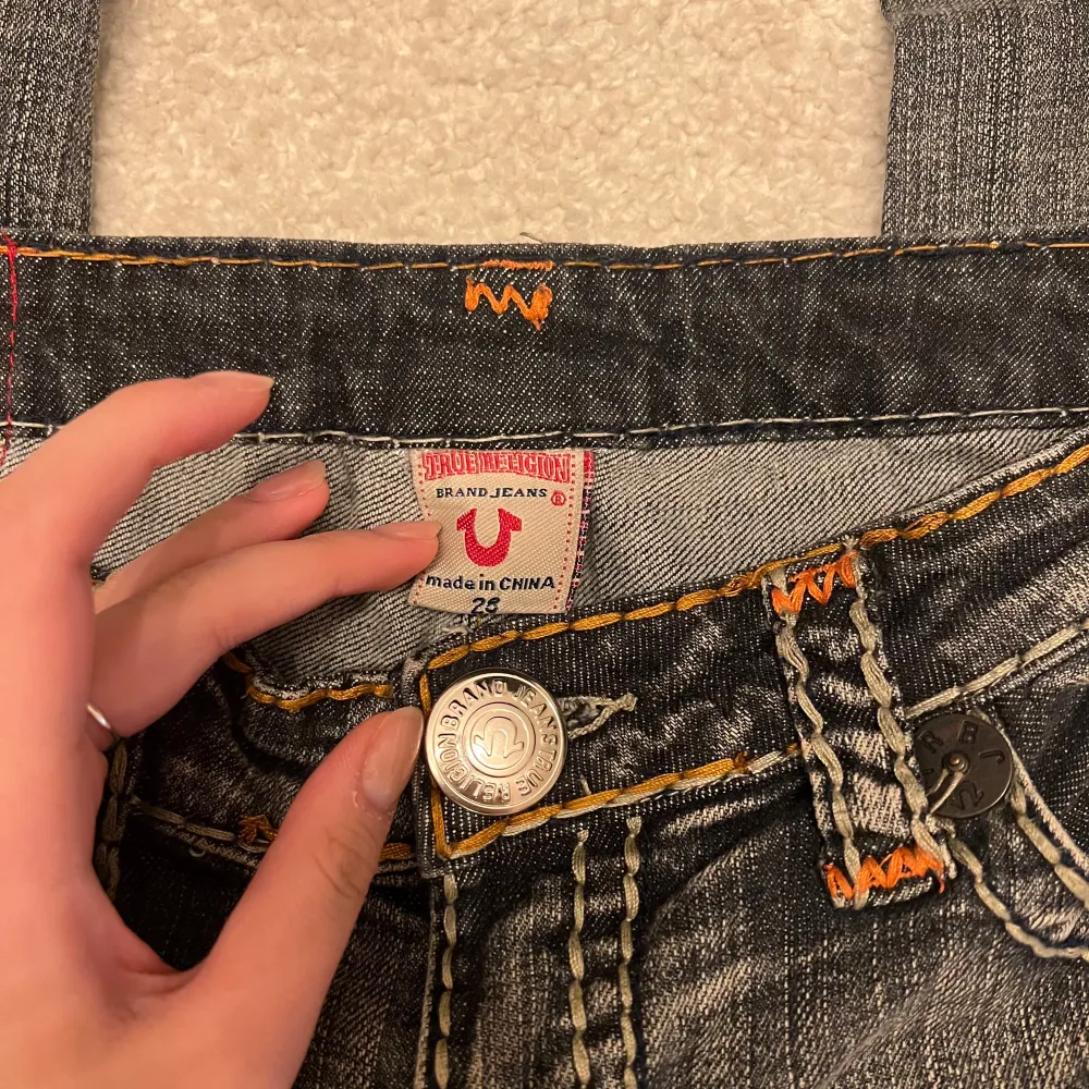 Jättecoola jeans, med så snygga detaljer!!❤️‍🔥❤️‍🔥(obs. Jeansen är blågråa, syns inte i kameran) Ganska strechiga ändå, sitter bra på mig som brukar ha w26 eller 27. Bara användt jeansen en gång! (Priset kan diskuteras vid snabba köp)❤️. Jeans & Byxor.