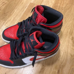 Jordan 1 high retro OG red&white - Rätt så bra skor, funkar som varje dag skor och rätt så fina skor. Skorna har blivit för små för mig och är i bra skick så tänkte sälja dem här.
