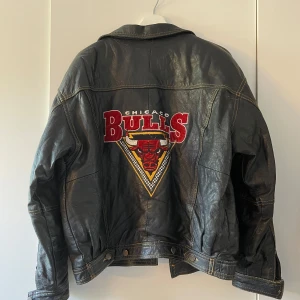 Chicago Bulls läderjacka - Vintage chicago bulls x diesel läderjacka från 80-talet i bomberjacka stil. Jackan är fortfarande i väldigt fint skick även fast den saknar ett par knappar (se bild 4 och 5). Priset är inte hugget i sten, så kom gärna med egna prisförslag :) Hör av er om ni har några frågor! 