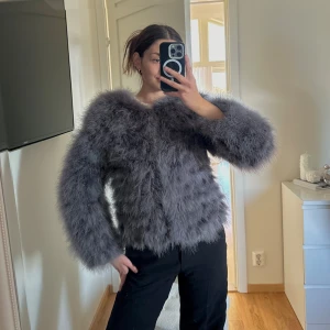 Pälsjacka  - Söt päls(fusk)jacka. Perfekt nu till höst/vinter! 🫶🏼