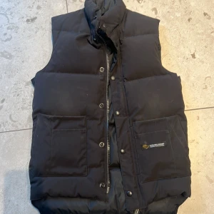 Canada goose väst - En gammal moddel på en canada goose väst, inga defekter 