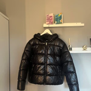 Jacka  - Svart jacka ifrån lager 157. Endast använd 2 gånger då den är för stor för mig!🌸