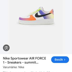 Snygga och färgglada Nike Air Force 1 sneakers med en cool gradient i orange, lila och vit.  och en bekväm vit sula. Perfekta för att liva upp vilken outfit som helst! mennnnn den är sliten så jag sätter högt pris men önska gjärna för billigare 