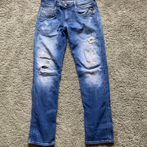 Replay anbass - Tja, säljer mina stilrena replay anbass då jag ej använder dem längre. Mycket fräscha slitningar (man ser inte igenom). Knappt använda av mig. 32/30. Fraktar spårbart via postnord! Mitt pris-299