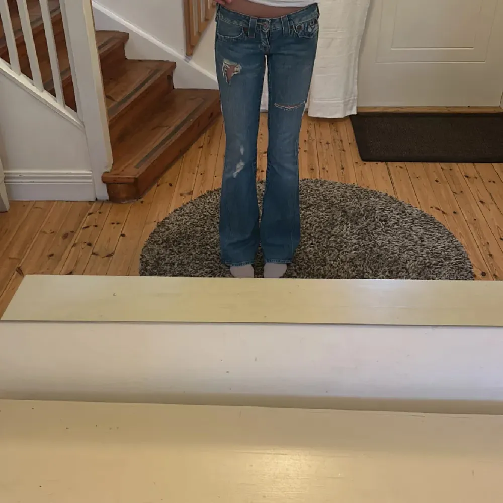 Säljer detta så så snygga jeans midjemåttet är ungefär 35-36 cm (lånade bilder)🩷🩷🫶🏽 Innerbens längd 83cm. Jeans & Byxor.