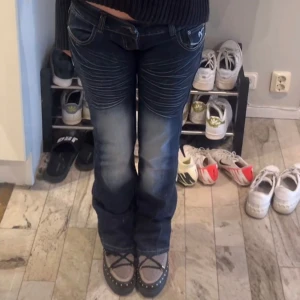 Lågmidjade jeans - Snyggaste utsvängda Lågmidjade jeansen!! Midjemått 36 cm och längden på jeansen 106 cm