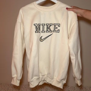 Nike sweatshirt  - Supermjuk, storlek S, används aldrig tyvärr. Färg: krämvit.