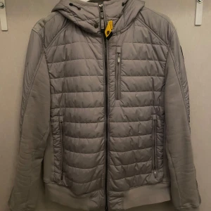 Parajumper cardigan jacka - Parajumpers cardigan jacka i fint skick förutom skavank som visas på sista bilden ljusgrå i färgen storlek L men sitter som en L/M bara att skriva vid frågor eller funderingar!