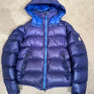 Moncler  - Moncler ”Zin” som en maya fast med en extra inner jacka. storlek 3 Motsvarar M/L färg super eftertraktad ljusblå. Pris 7899kr.