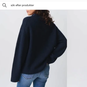 Mörkblå stickad tröja från Gina Tricot - Säljer denna mörkblåa trendiga stickade tröjan från Gina Tricot. Slutsåld!