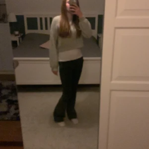 Grå stickad tröja från KappAhl - ( PRIS KAN DISKUTERAS) Säljer en supermysig grå stickad tröja från KappAhl. Den är croppad och har långa ärmar, perfekt för höst och vinter. Tröjan är i bra skick och passar perfekt till både jeans och kjol. Perfekt för en chill dag eller en mysig kväll hemma. 💫