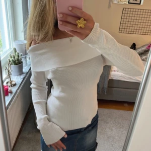 Vit offshoulder tröja - Säljer en superfin vit offshoulder tröja i ribbat material. Perfekt för både vardag och fest! Den har långa ärmar och en tight passform som framhäver figuren. Passar perfekt till jeans eller kjol. Är i storlek XL men om man ser på bilden så är den som en S. Väldigt liten i storlek den har en liten defekt en liten fläck men inget man tänker på