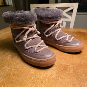 Inuikii skor - Säljer dess ljusbruna inuikiis perfekt till vintern. Storlek 38, 10/10 skick nypris runt 3000kr, köparen står för eventuell frakt. 